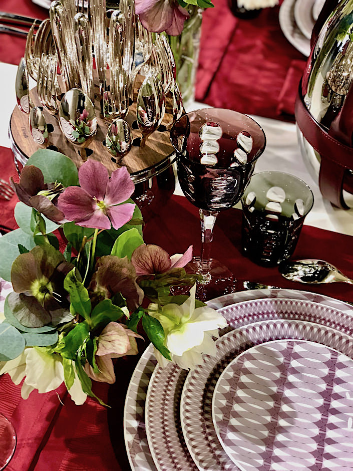 Christofle MOOD Nomade dinnerware, linens and silverware